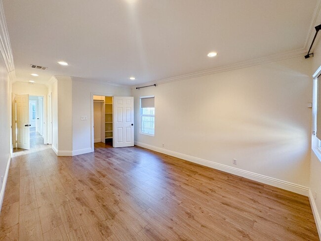 Building Photo - Gorgeous 3 Bedroom 2 Bath Updated Front House for Lease Near SoFi! (Building of ADU in the back)