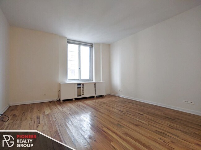 Building Photo - 4600 N Clarendon Ave