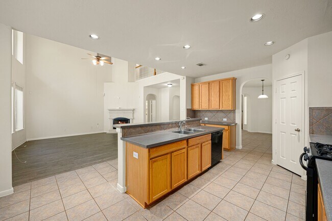 Building Photo - 7711 Summer Shore Dr
