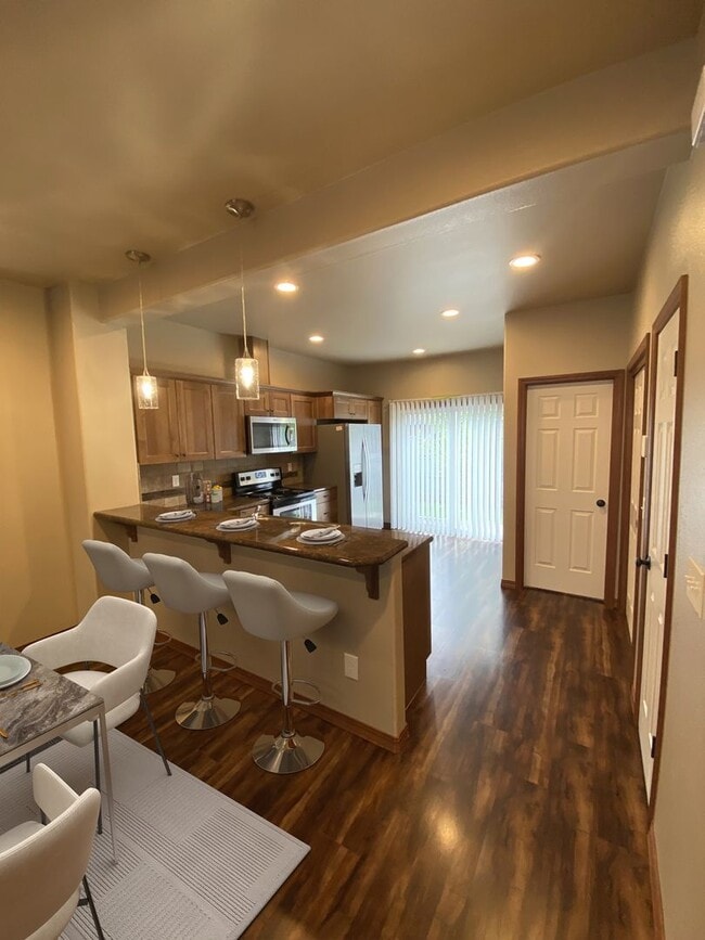 Building Photo - Fresh Price Drop + Move-In Ready: Doesn't Get Any Better Than That!  Oh wait- How about Saving $1...