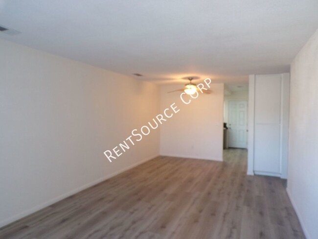 Building Photo - 2 Bedroom 2 Bath Condo for Rent in Barstow