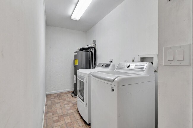 Building Photo - 7810 Villa Nova Dr