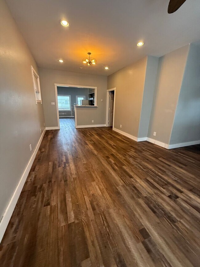 Building Photo - 529 S Dakota St