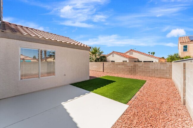 Building Photo - Modern Designer Remodel with Stylish Finishes & Spacious Outdoor Living!