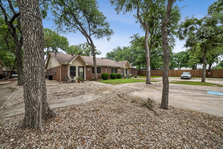 Building Photo - 1604 N Hills Blvd