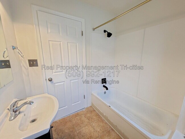 Building Photo - 728 W Bonneville St