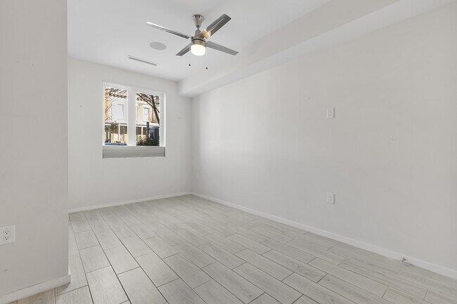 Building Photo - 756 Park Rd NW