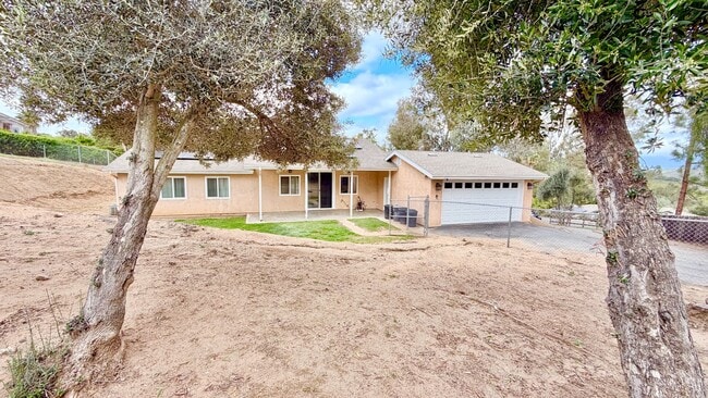 Building Photo - Nicely Updated Single-Story on quiet cul-de-sac Street just Minutes to Downtown Fallbrook!