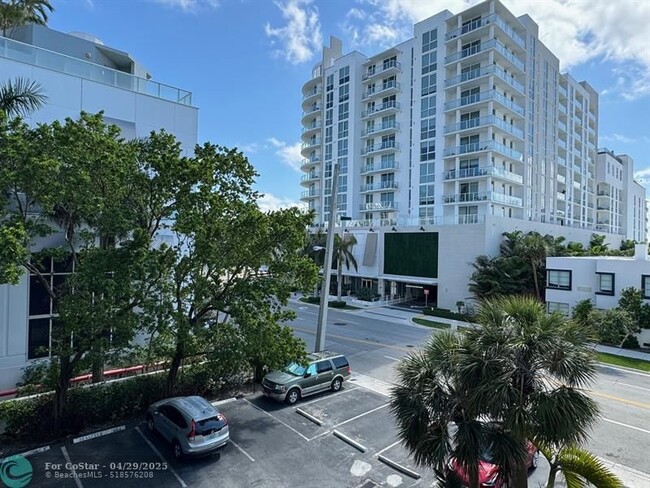 Building Photo - 3000 Riomar St