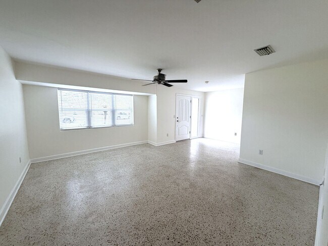 Building Photo - 3/2/1 car garage in S. Ft. Myers Off Cypress Lake!