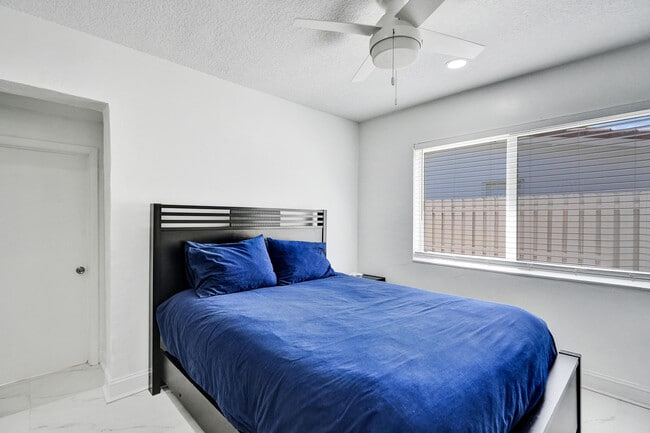 Building Photo - 1633 SE 5th Ct