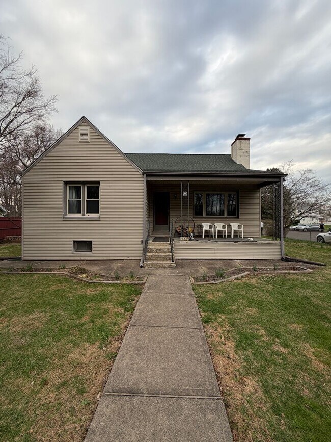 Building Photo - Spacious 4BR in a Quiet, Private Pocket