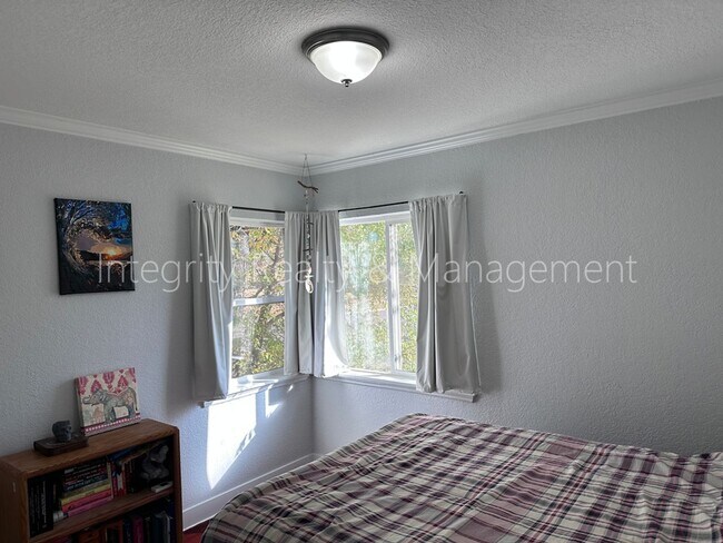 Building Photo - 901 S Alcott St