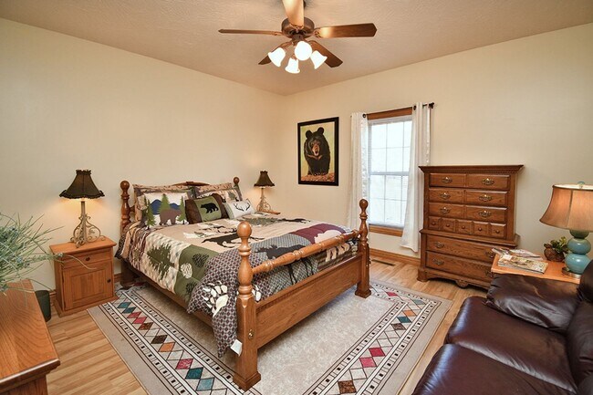 Building Photo - 2 Blocks from MERCY HOSPITAL! FULLY FURNIS...