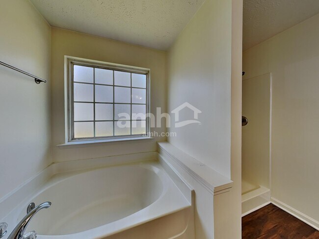 Building Photo - 2935 Greentree Dr