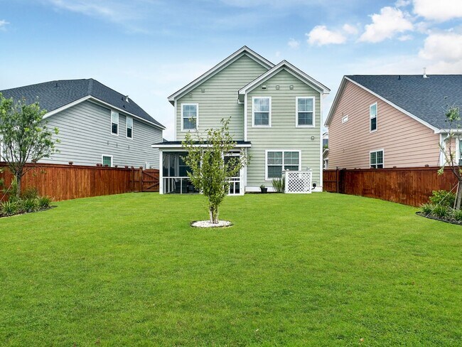 Building Photo - Fully Furnished 3 Bedroom, 2.5 Bathroom Ho...