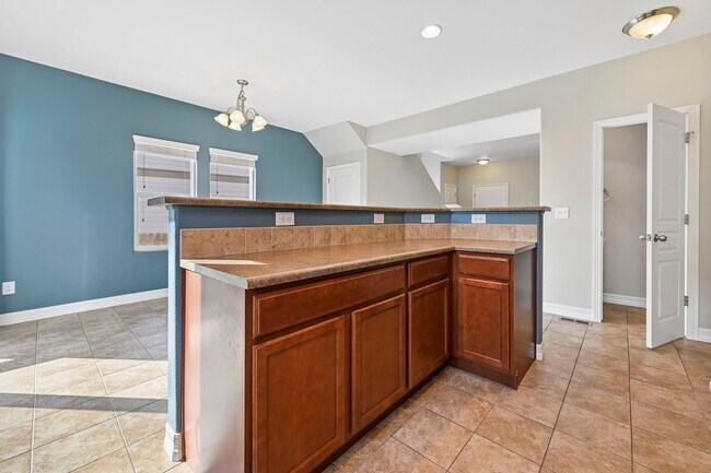 Building Photo - 6914 Dusty Miller Way