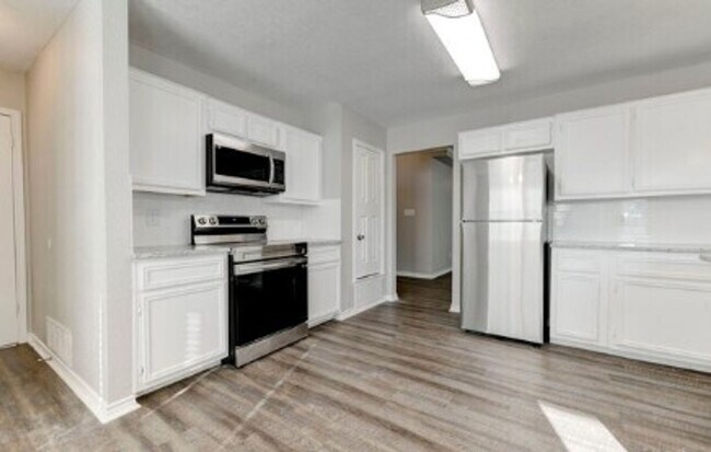 Building Photo - AVAILABLE NOW  (SECTION 8 ACCEPTED)