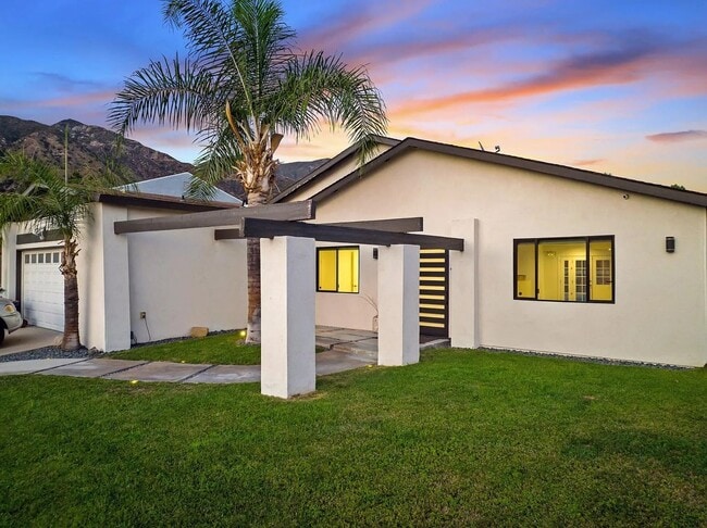 Building Photo - Modern and Spacious 4 Bed + 2.5 Bath Home