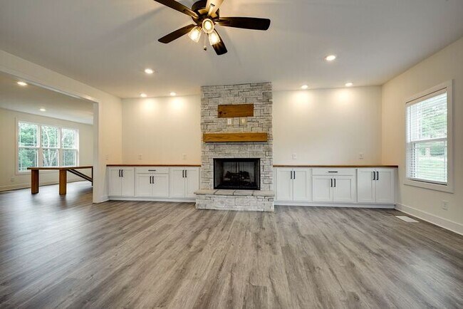 Building Photo - 420 Stonemeadow Rd