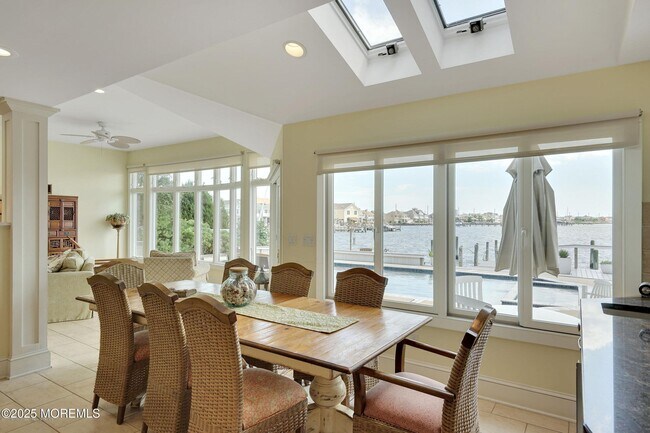 Building Photo - 323 Cove Dr