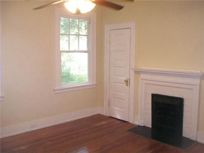 Building Photo - 214 3rd St