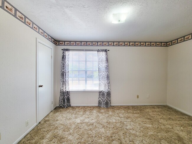 Building Photo - 1815 Country Village Blvd