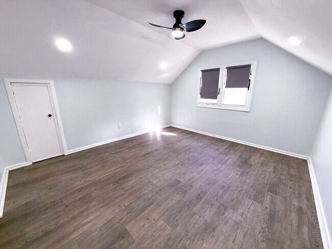 Building Photo - Stunning Full Remodel! 3BR/2BA Home with F...