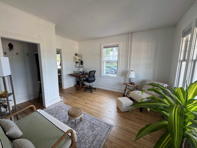 Building Photo - 3 Bedroom, 1.5 Bath, Furnished Home in Houghton