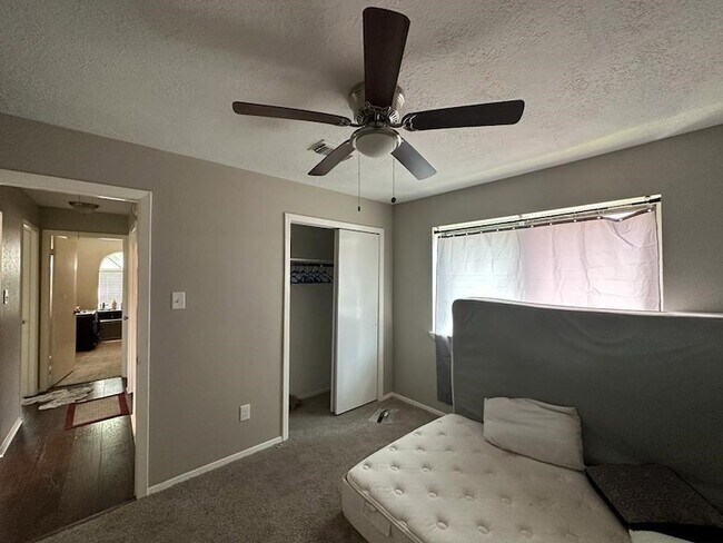 Building Photo - 10921 Pecan Dr