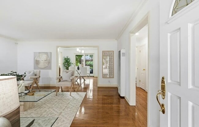 Building Photo - House For Rent