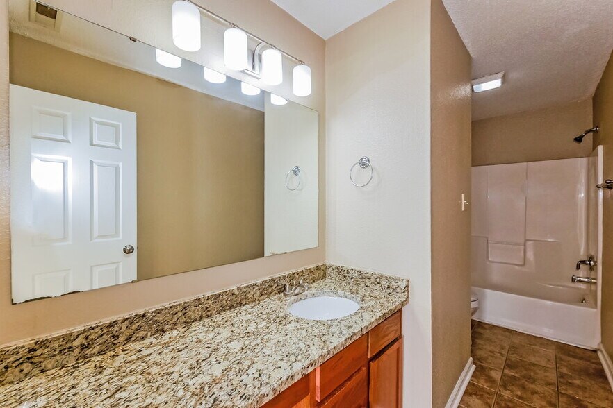 Building Photo - 1107 Crescent Dr