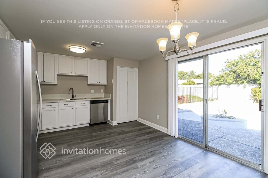 Building Photo - 3718 E Gelding Dr