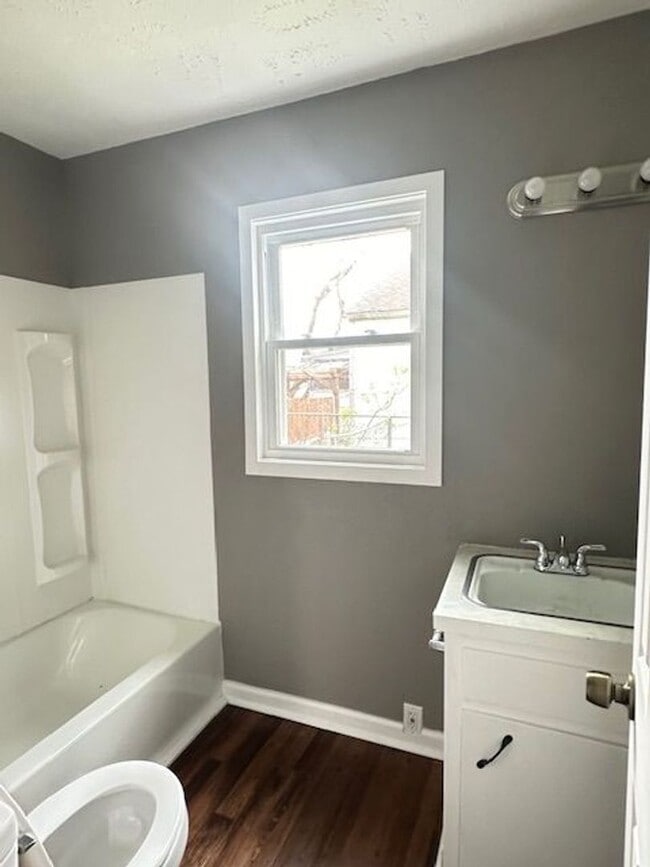 Building Photo - RECENTLY REMODELED 1 BEDROOM 1 BATH - COZY...