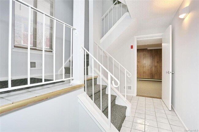 Building Photo - 161 Treetop Cir