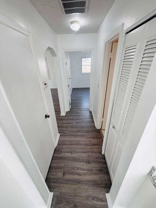Building Photo - Beautiful 3-4 Bedroom 2 Bathroom Home