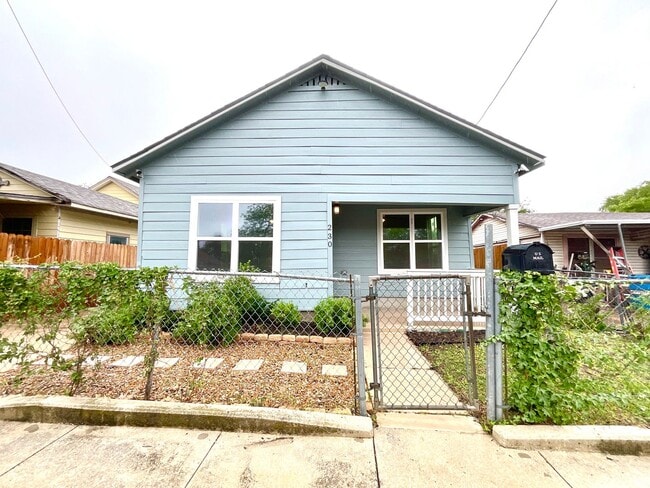 Building Photo - Move-In Ready 3BD/2BA – Laminate Floors, Fenced Yard & Prime Location! ACCEPTS SECTION 8