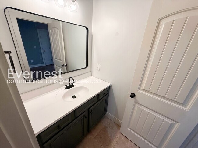 Building Photo - Comfort Meets Modern Convenience with Fireplace / 3 Beds & 2.5 Bath / Available Now