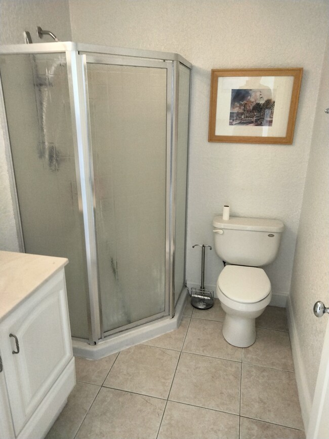 FULL BATH / SHOWER - 477 2nd St S