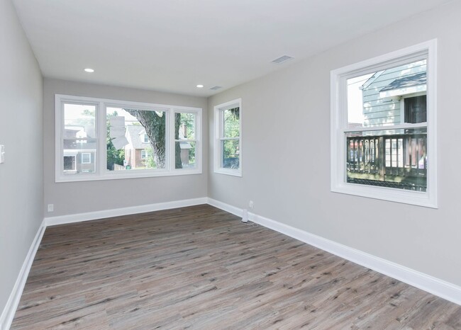 Building Photo - 4 Bedroom 2.5 Bathroom Open Floor Plan 3 S...