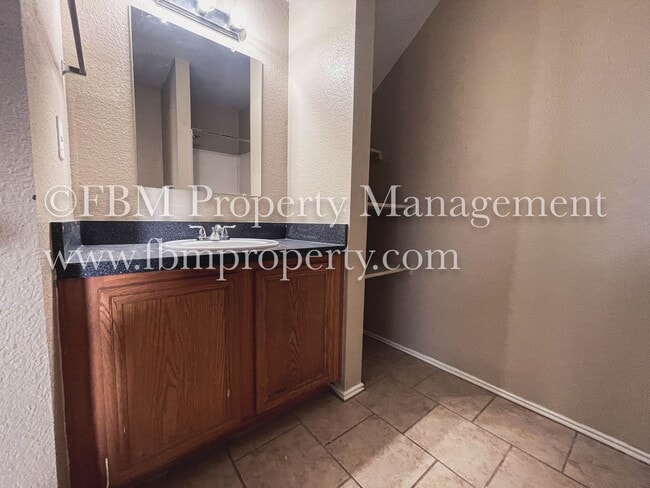 Building Photo - 400 Kings Way Dr