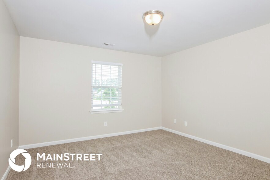 Building Photo - 2060 Hidden Pond Dr