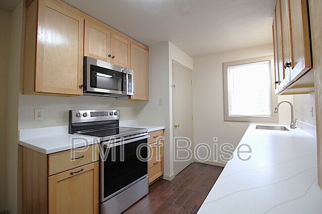 Building Photo - 2113 E Oak St