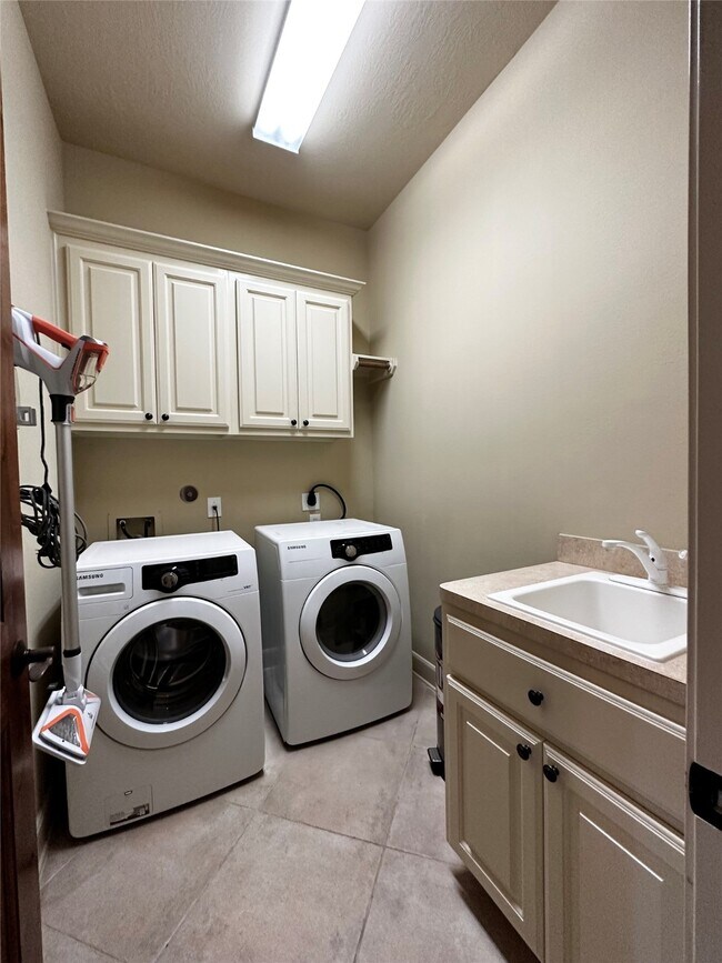 Building Photo - 617 Constellation Blvd