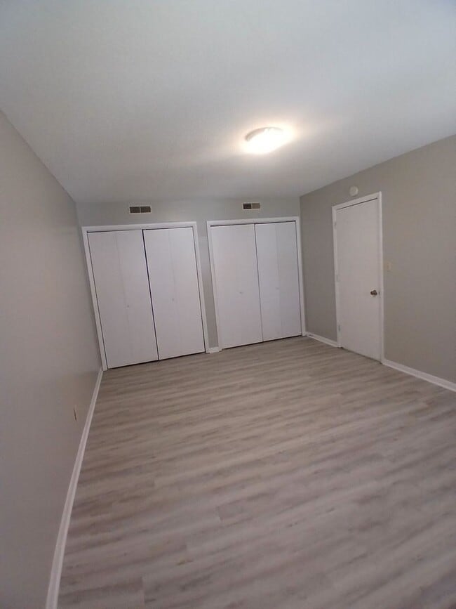 Building Photo - Dishwasher Included