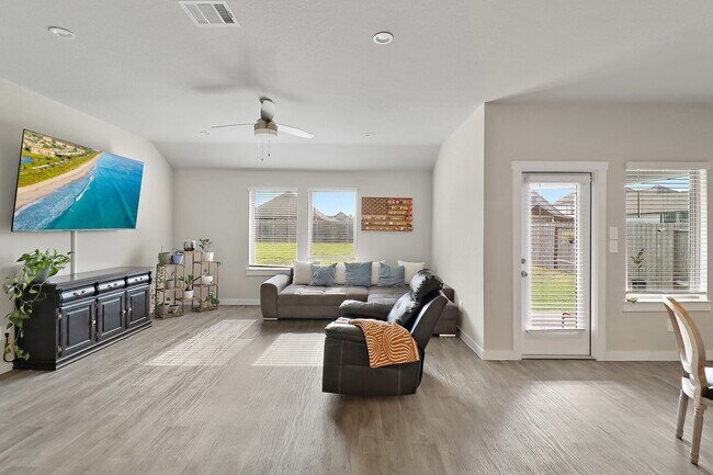 Building Photo - 127 Walnut Hl Ct