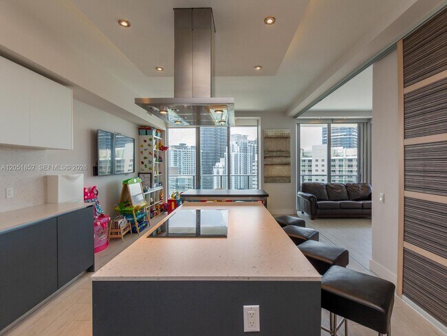 Building Photo - 1300 Brickell Bay Dr