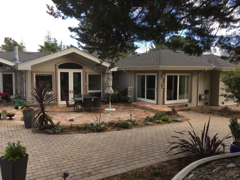 Building Photo - 1485 Lakeview Dr