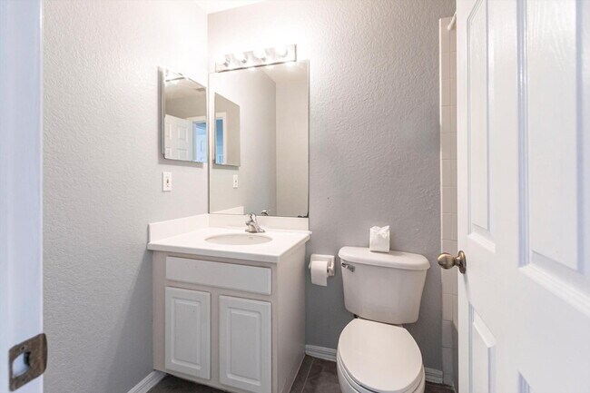 Building Photo - Rare 5 Bedroom Pool Home in Gated Community