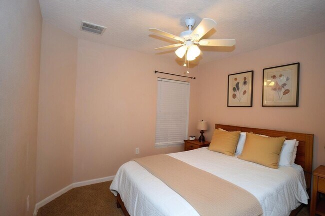 Building Photo - WOW! 2/2 in Merrill Pines Gated Community